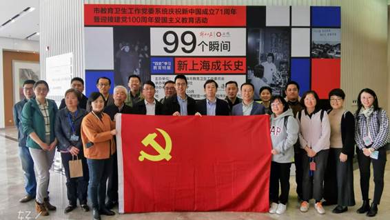 说明: 图片包含 人, 建筑, 站, 一群描述已自动生成